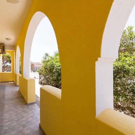 Mandilaria Konukevi Perivolos (Santorini)