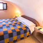 Guest house Mandilaria Perivolos (Santorini)