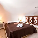 Mandilaria 4* Περίβολος
